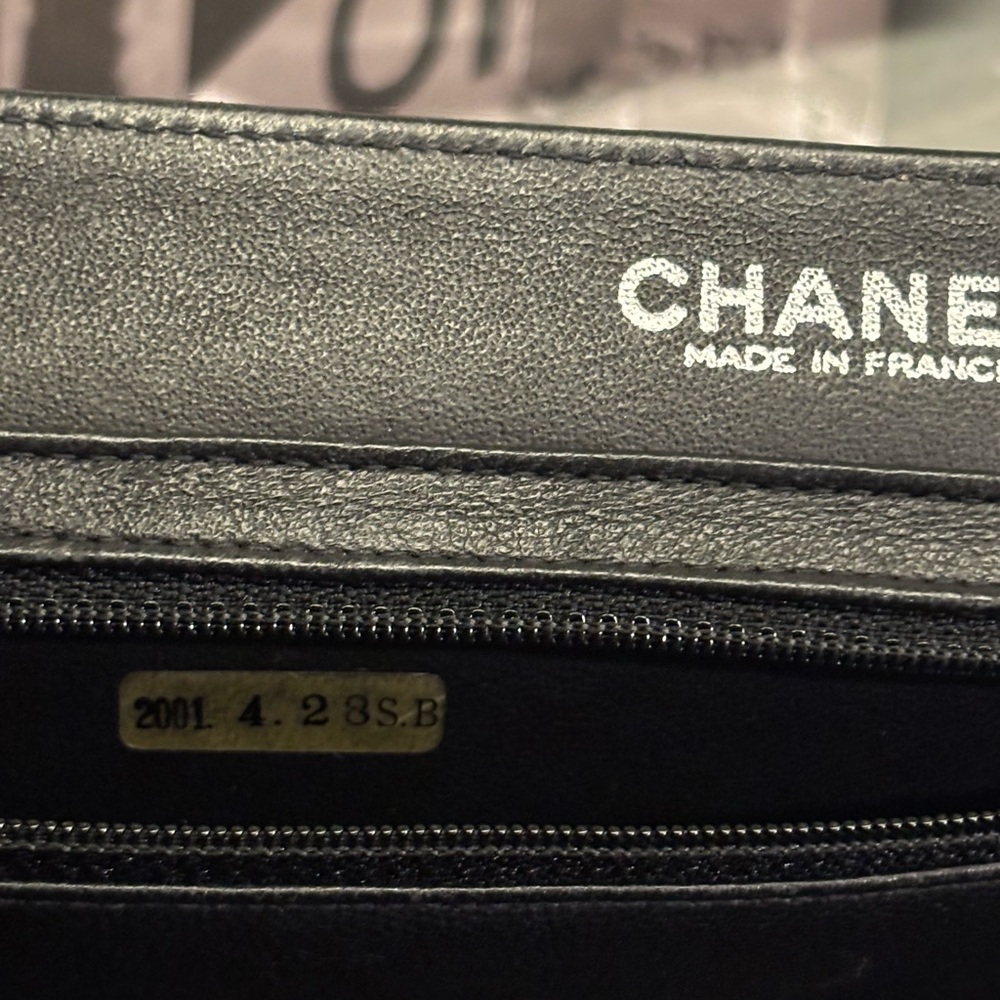 CHANEL Black and Cream Shoulder Bag - Picture 13 of 16